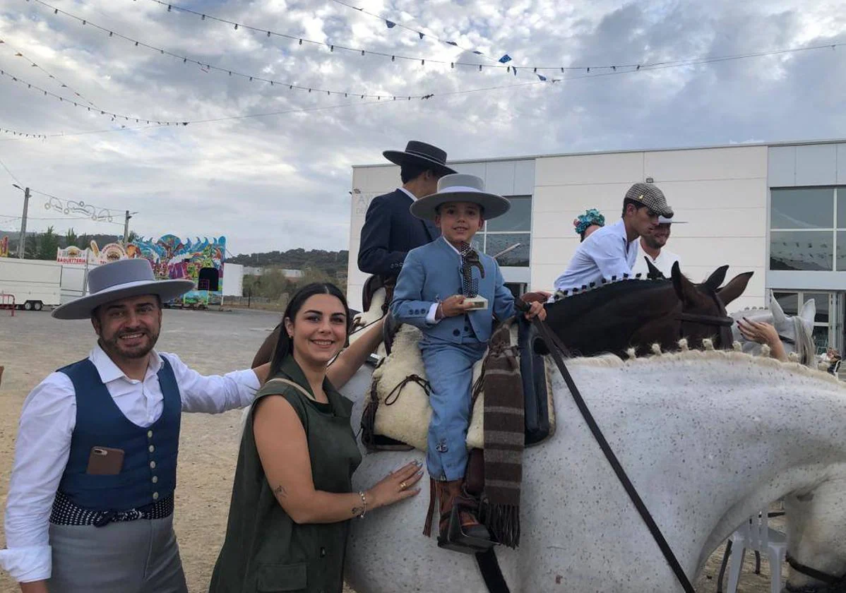 El pequeño Francisco José Lancharro luce su trofeo a mejor caballista infantil, acompañado por María del Mar Megías, concejala de Educación, Juventud e Igualdad, y miembros de la Peña Ecuestre