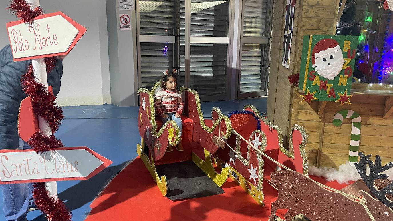 Nieve artificial, animación y mercadillo en la inauguración de la Navidad de Monesterio