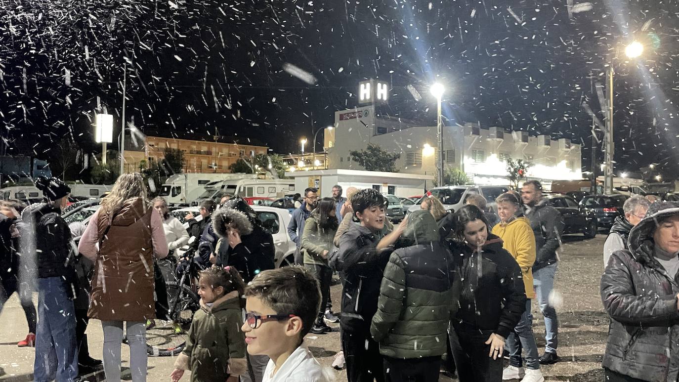 Nieve artificial, animación y mercadillo en la inauguración de la Navidad de Monesterio
