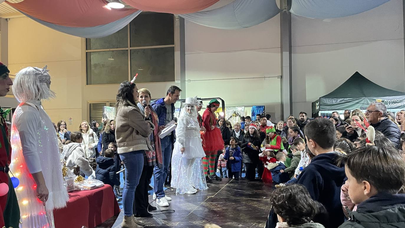Nieve artificial, animación y mercadillo en la inauguración de la Navidad de Monesterio