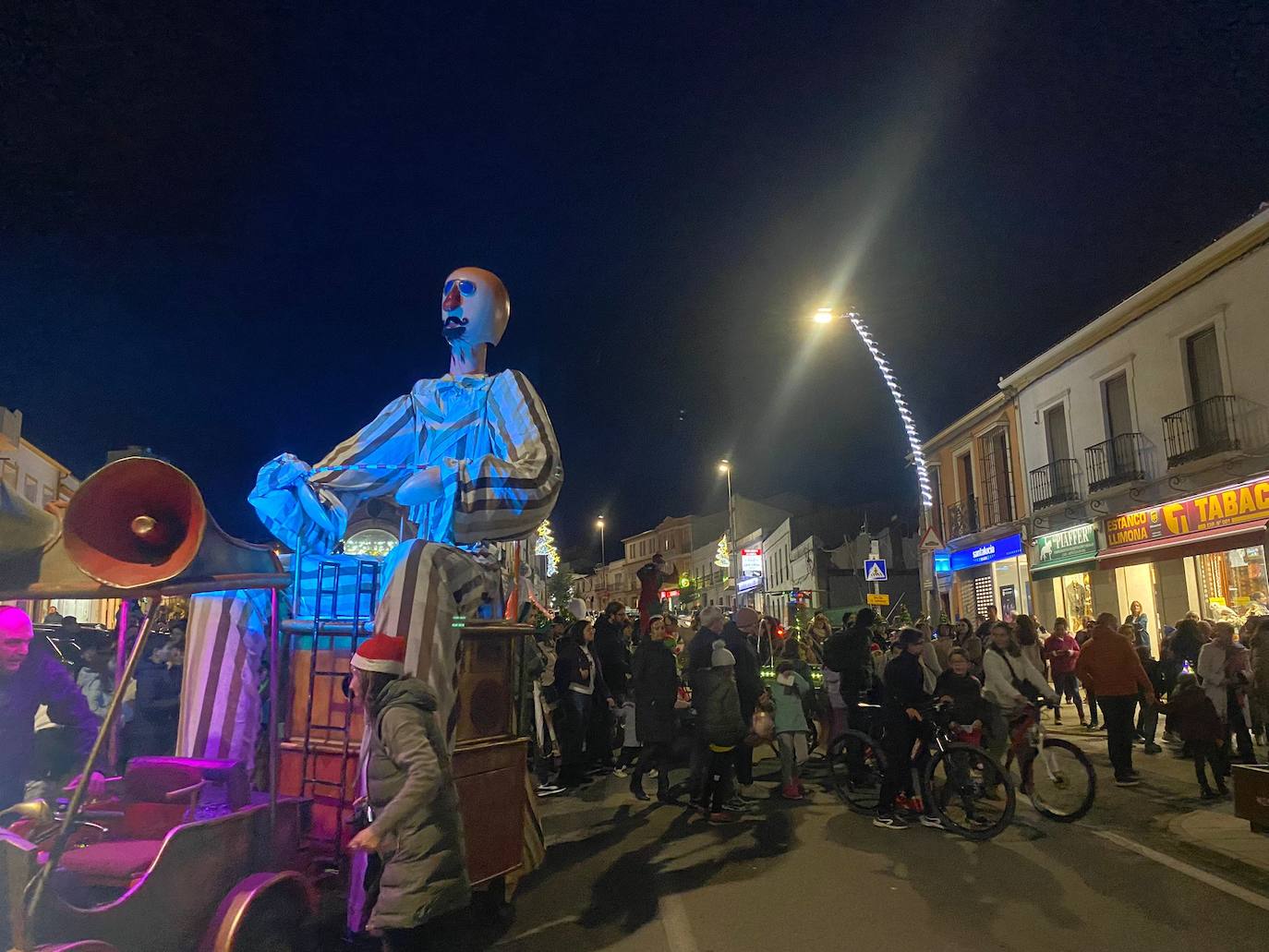 Un pasacalles navideño da la bienvenida a las fiestas en Monesterio