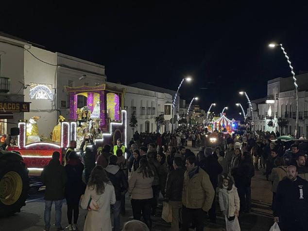 Fotos: La cabalgata de Reyes llenó de ilusión y magia las calles de Monesterio