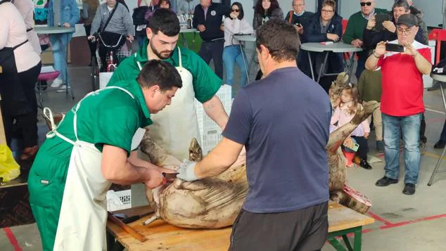 Durante la demostración de despiece del cerdo ibérico, este sábado en Monesterio 