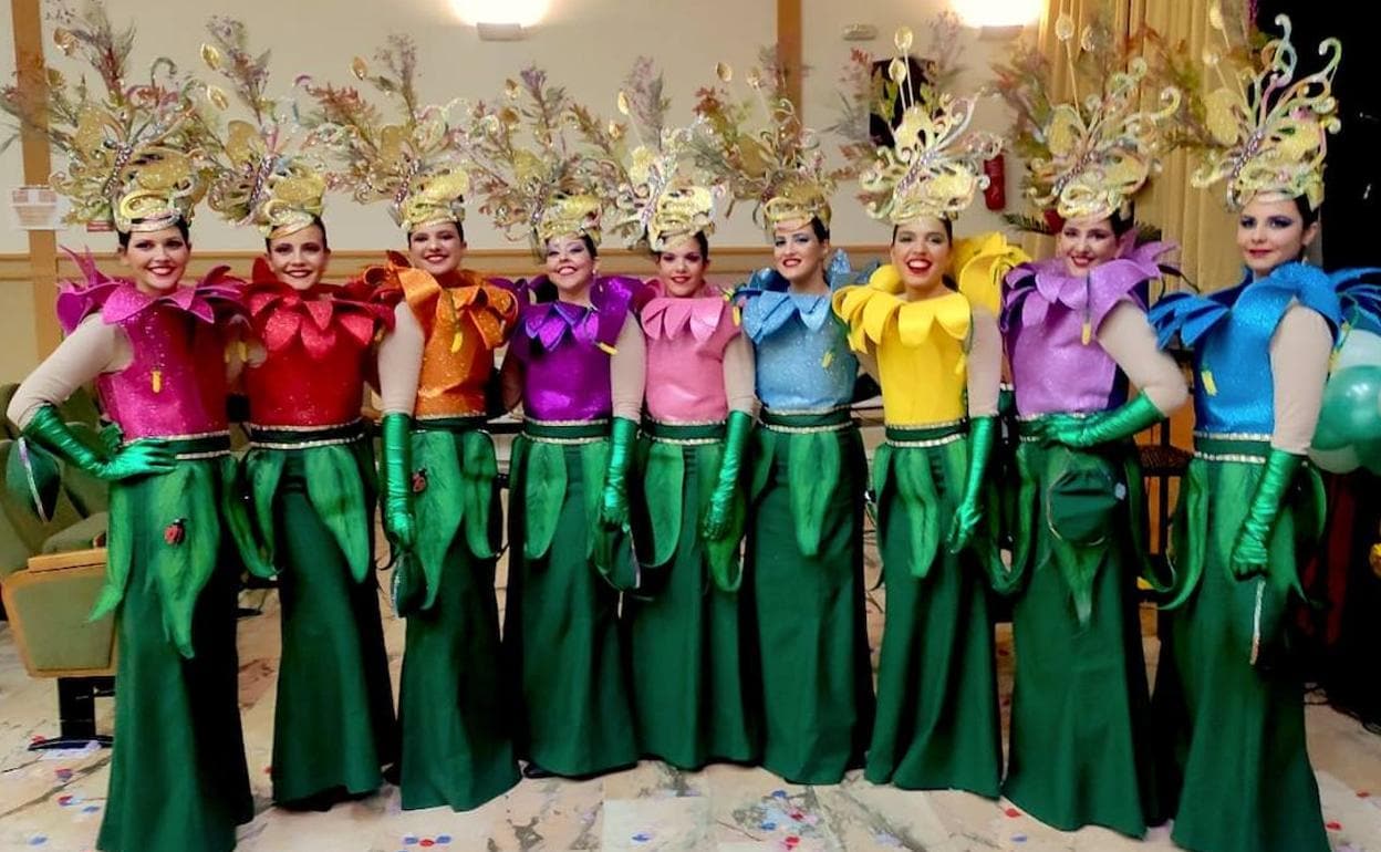 Integrantes del grupo 'Échate flores', que este año fue el encargado del pregón del Carnaval de Monesterio