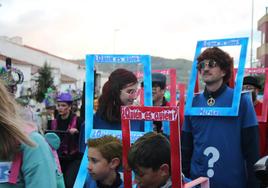 Grupo de vecinos disfrazados del juego 'Quién es Quién'