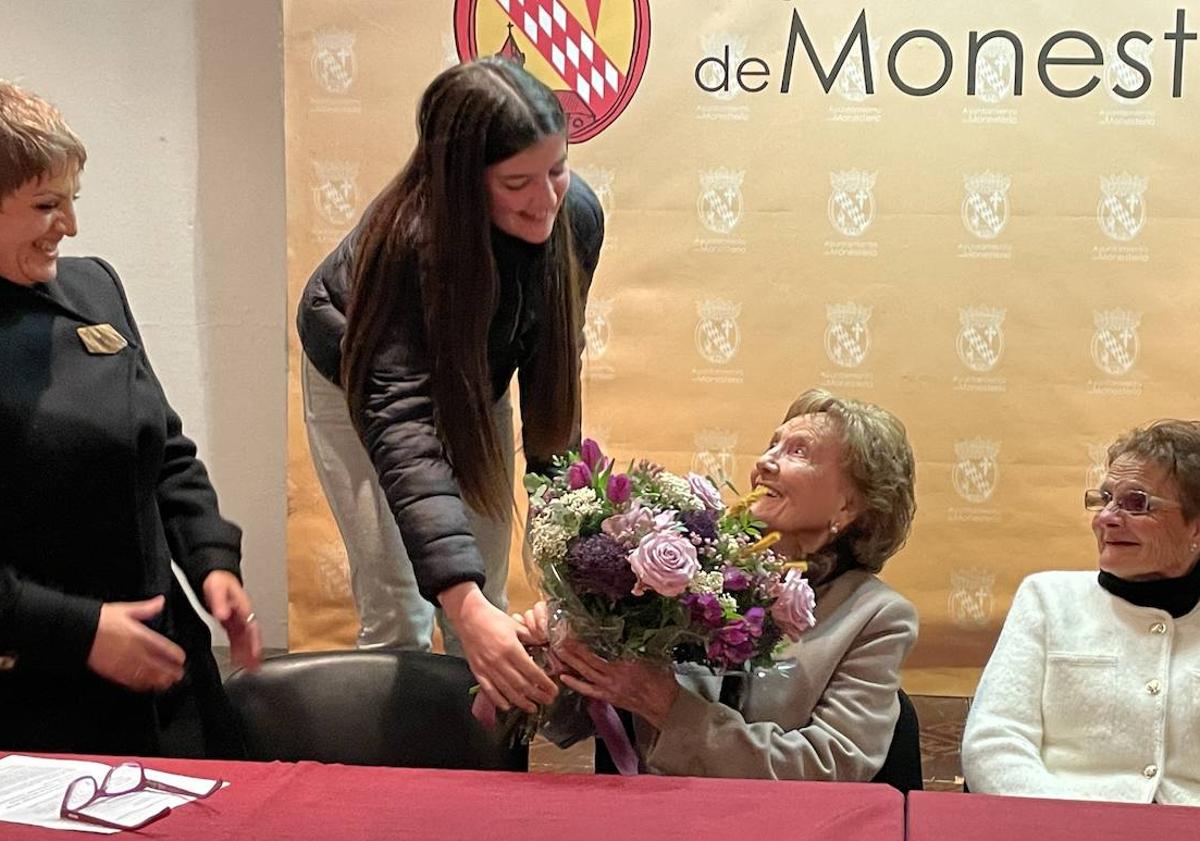 Imagen principal - María Dolores Ortega y Vicenta Zoilo reciben el homenaje de la asociación de mujeres rurales 'Sierra de Aguafría'