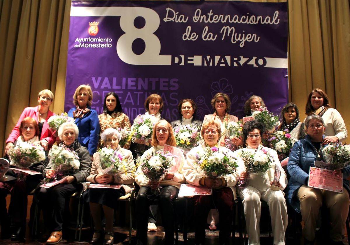 Foto grupal de las homejeadas que han podido asisitir al acto del 8 de marzo en Monesterio