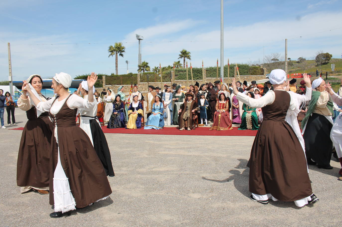 Danzas, una espada, comida, cerveza o juegos populares protagonizados por niños fueron algunas de las ofrendas que recibió el monarca durante su paso por Monesterio