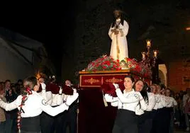 Imagen del pasado año del Señor Cautivo, cargado por mujeres de Monesterio, mientras le cantan