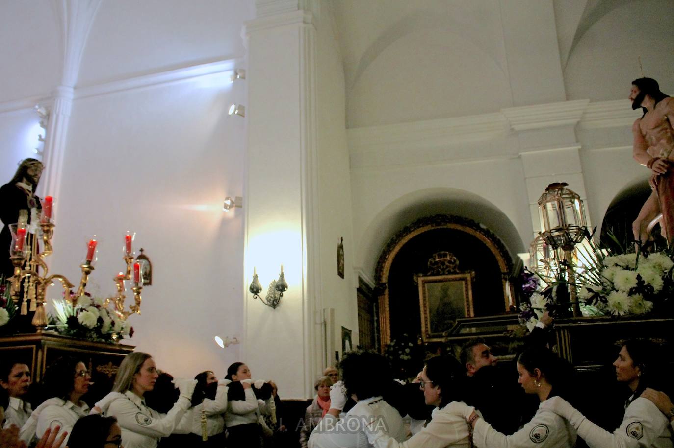 Las mujeres portan las imágenes del Miércoles Santo en Monesterio