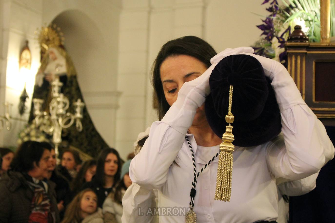 Las mujeres portan las imágenes del Miércoles Santo en Monesterio