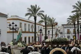 Momento en el que la Virgen de los Milagros se encuentra con el Cristo Resucitado en la Plaza del Pueblo de Monesterio