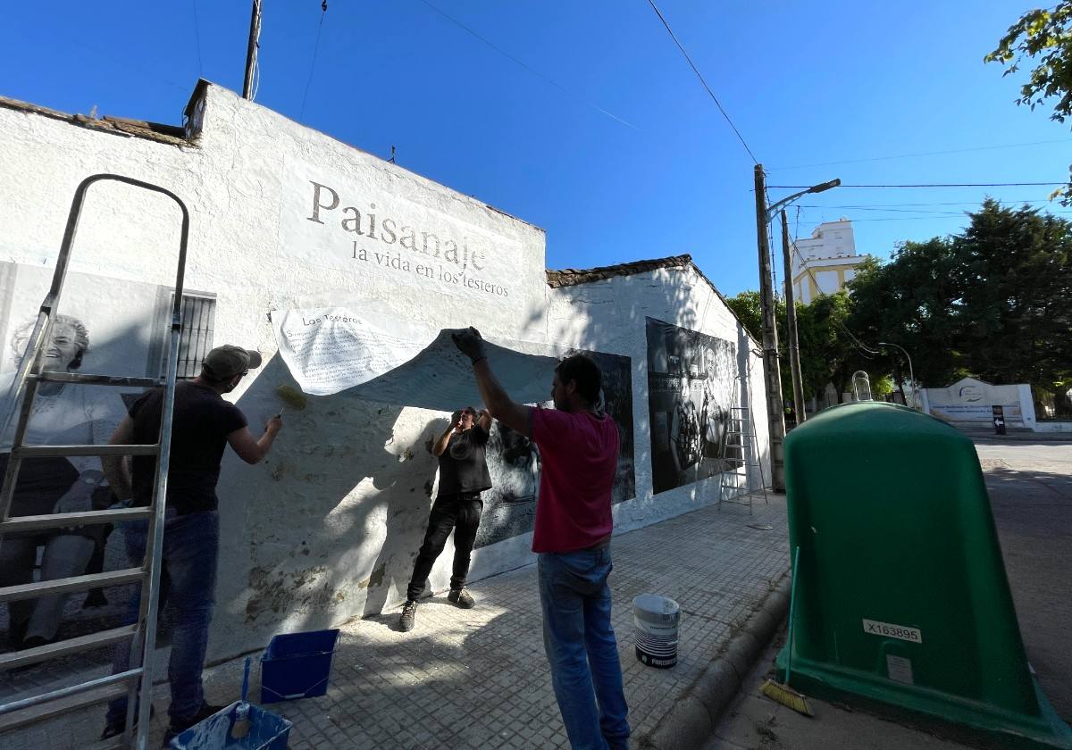 Lolo Vasco, debajo de uno de los carteles, prepara la exposición que se inaugura mañana en Monesterio