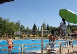 Laura Contreras, una de las jóvenes socorristas que actuó rápidamente, en la torre de vigilancia de la piscina de Monesterio