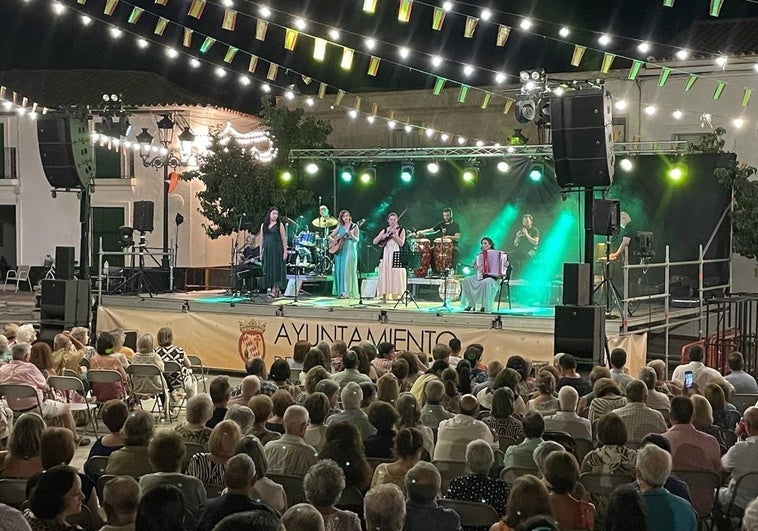 Multitudinario público este viernes durante el concierto de Acetre en la Plaza del Pueblo