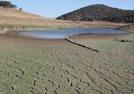 Imagen de la presa de Tentudía en septiembre del año pasado, cuando estaba con 0,5 hm3. Ahora tiene 1,8.