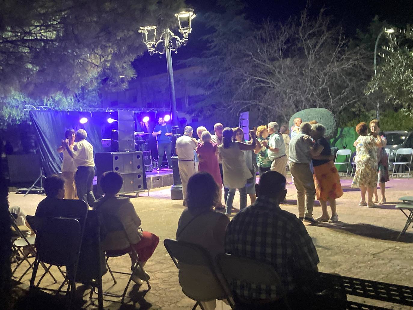 Fotos| Los mayores de Monesterio disfrutan de su Verbena Popular