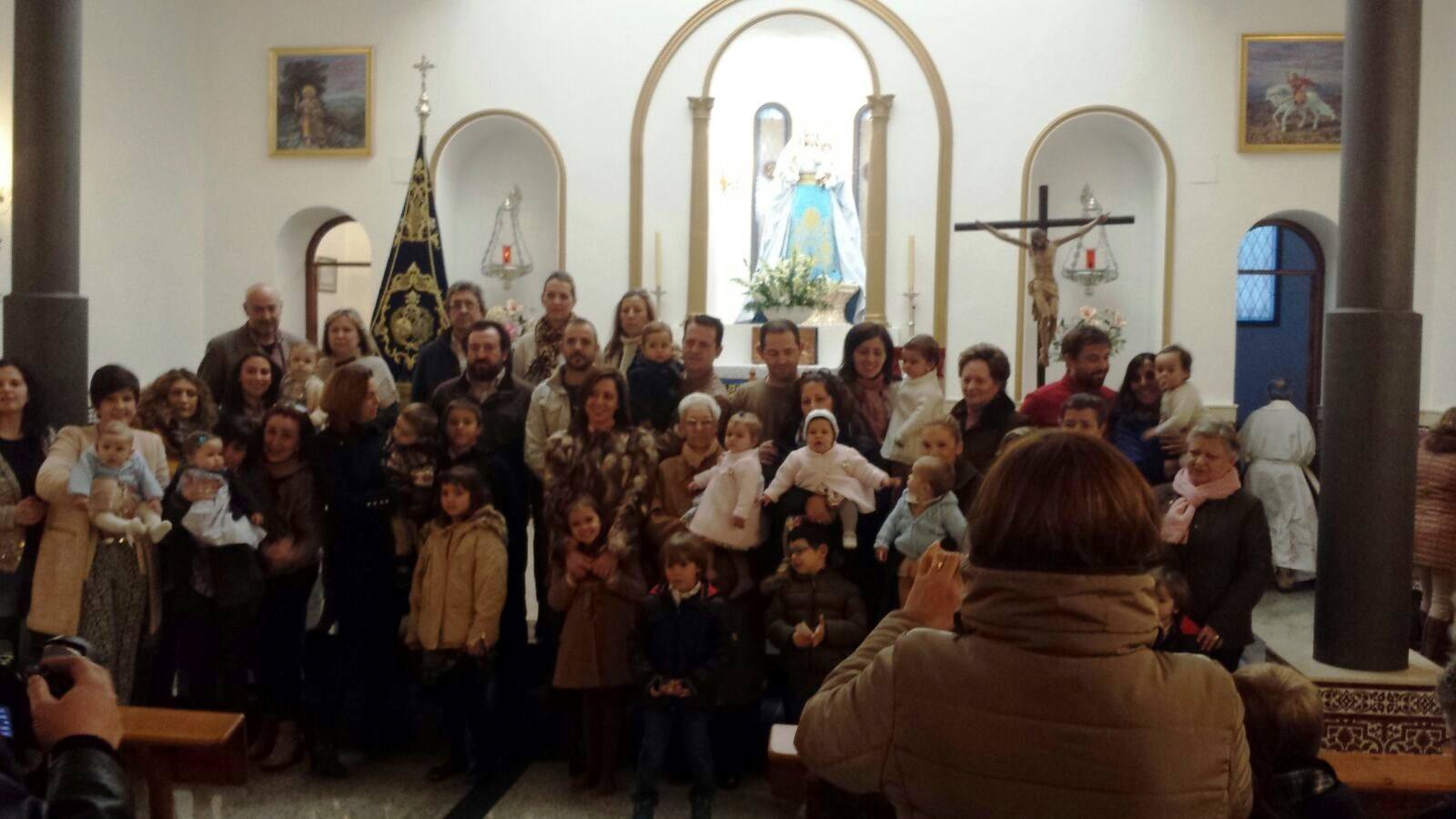 Niños y niñas con sus familias tras el acto de presentación ante la Virgen de Tentudía 