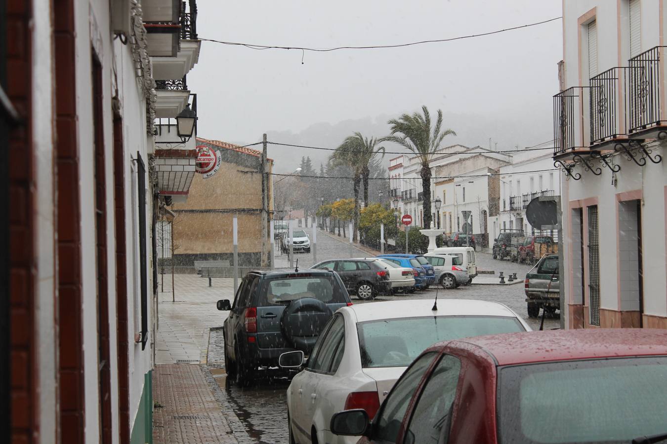 La nieve se ha dejado ver en torno a las cinco de esta tarde 