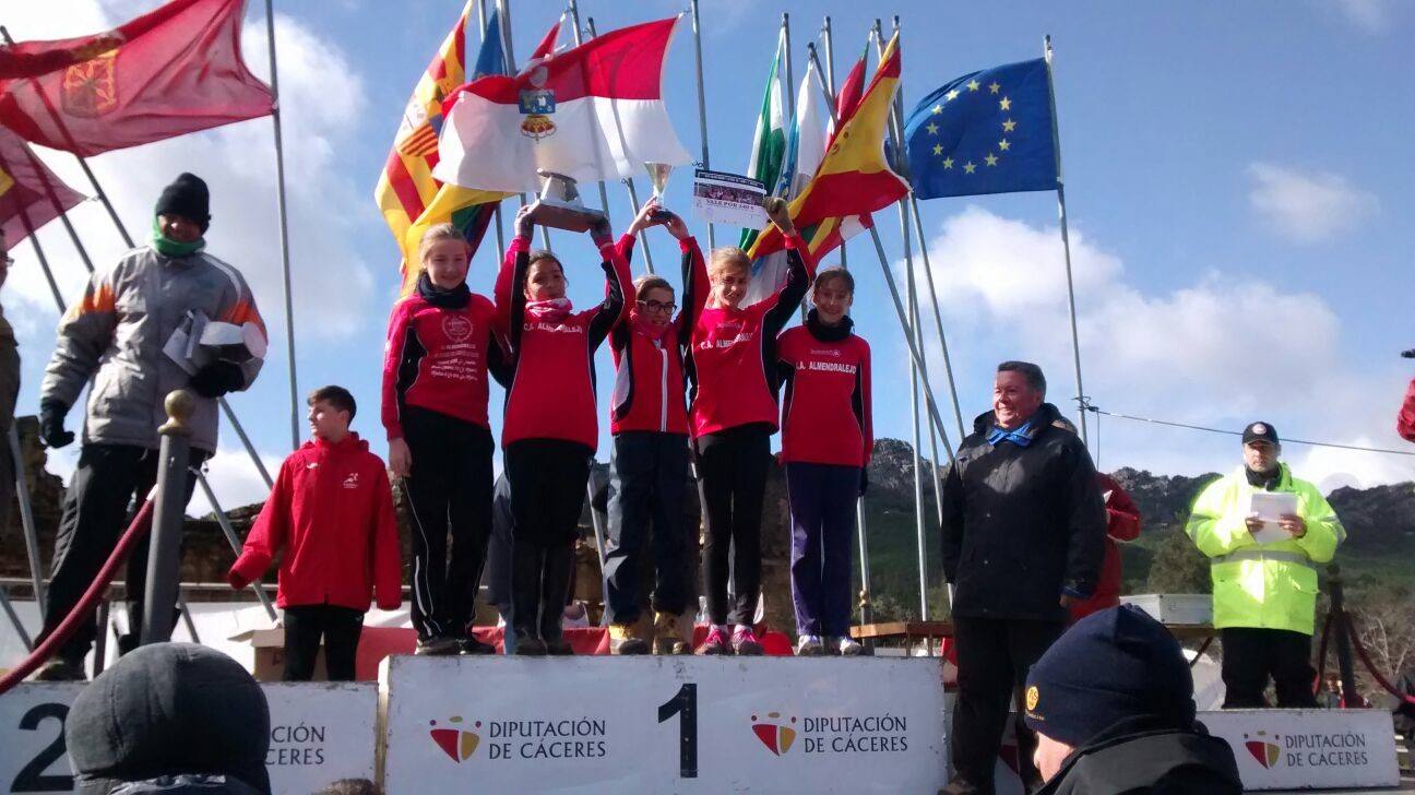 Las más benjaminas alzando sus trofeos