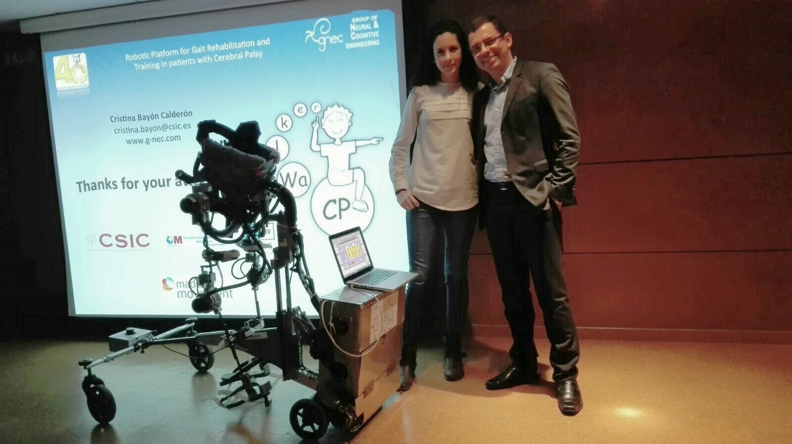 Cristina Bayón junto a Eduardo Rocón y el robot 