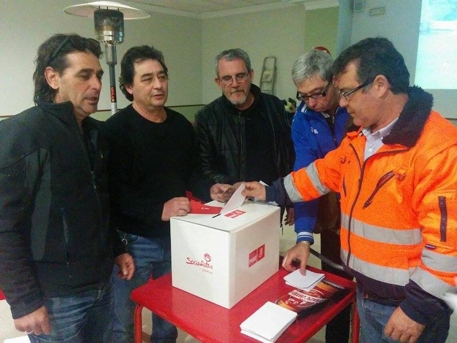 Militantes socialistas votando la consulta