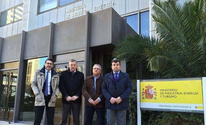 Alcaldes de los pueblos afectados a las puertas del Ministerio de Industria HOY