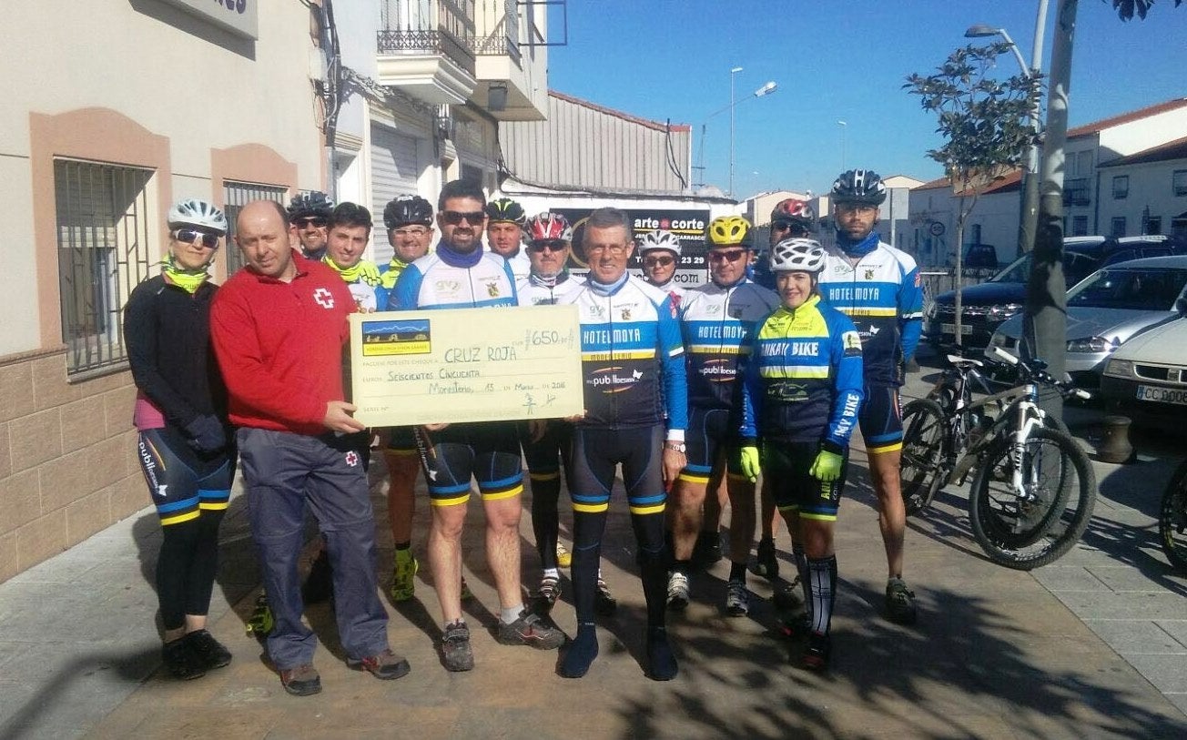 Miembros del Club Ciclista haciendo entrega del cheque Cruz Roja 