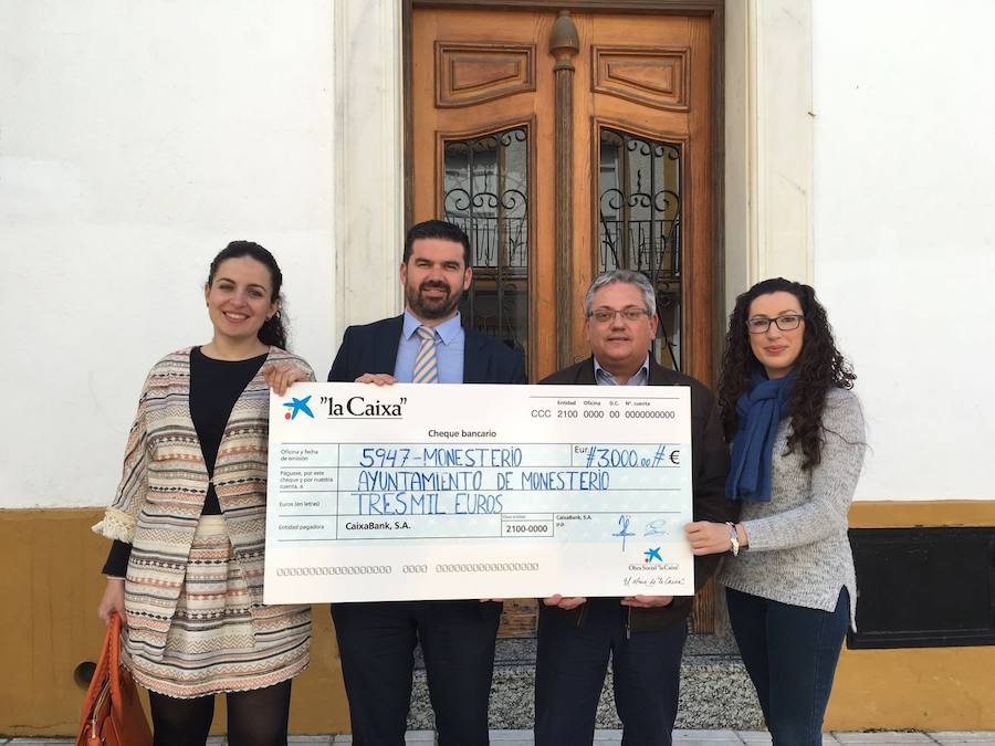 Durante la entrega del cheque 