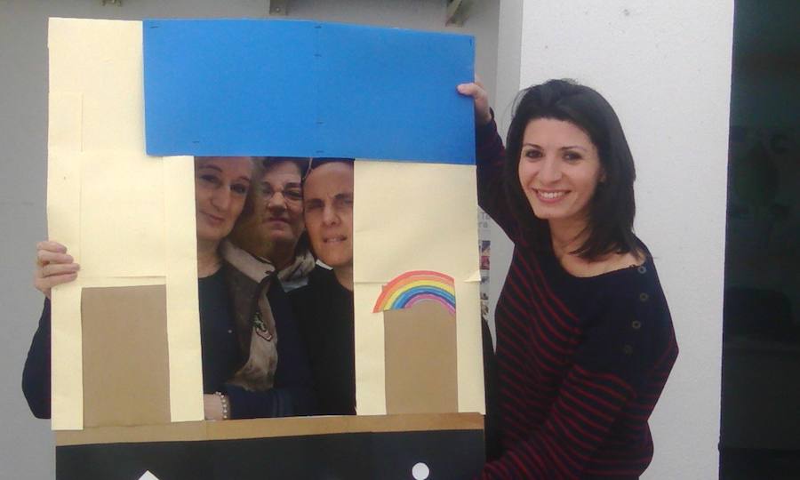 Participantes en los talleres junto a su profesora, María CEDIDA