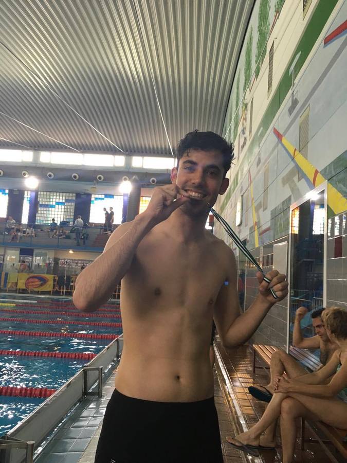 Manuel Parra luciendo con su medalla de oro CEDIDA