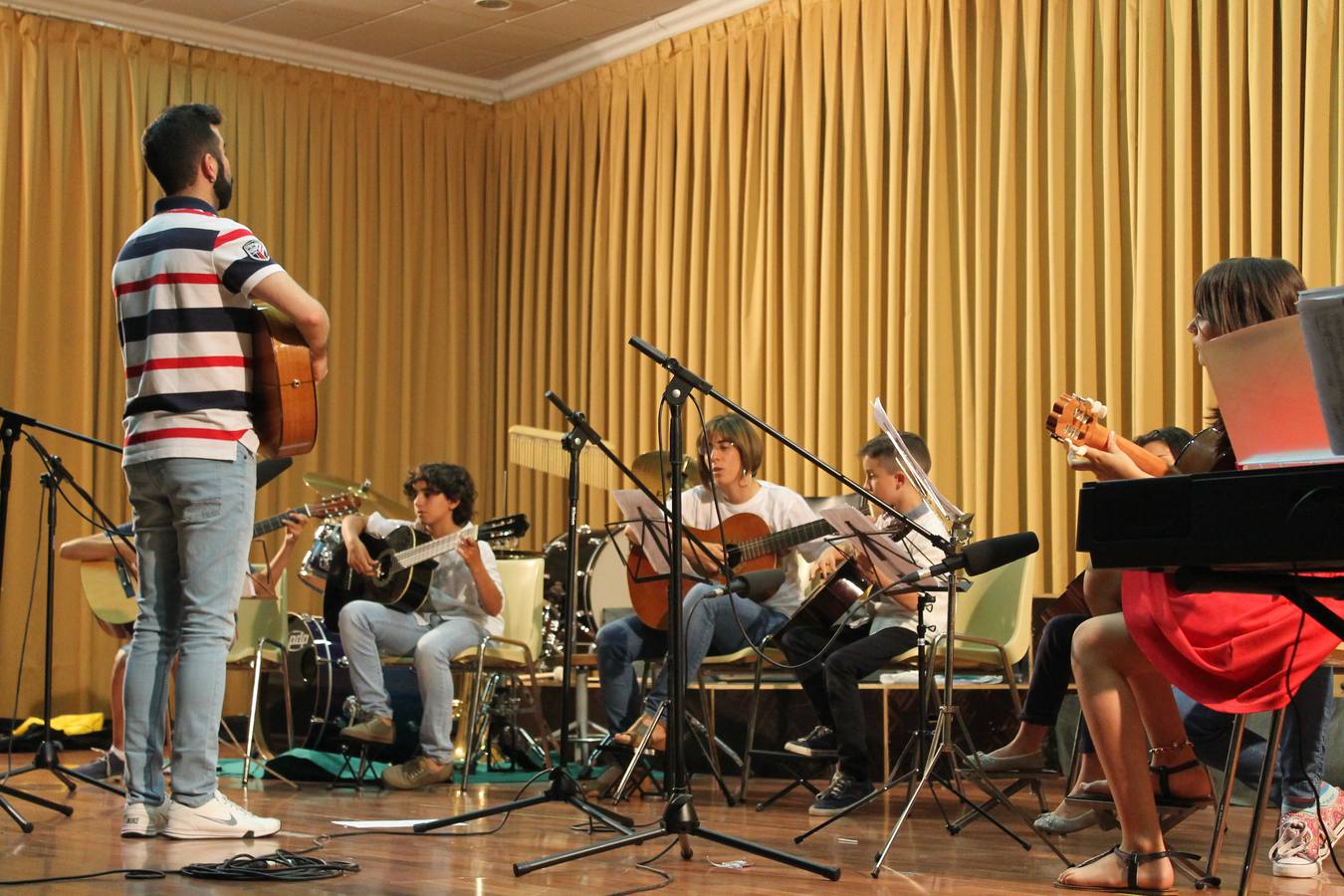 Alumnos de guitarra durante su actuación 