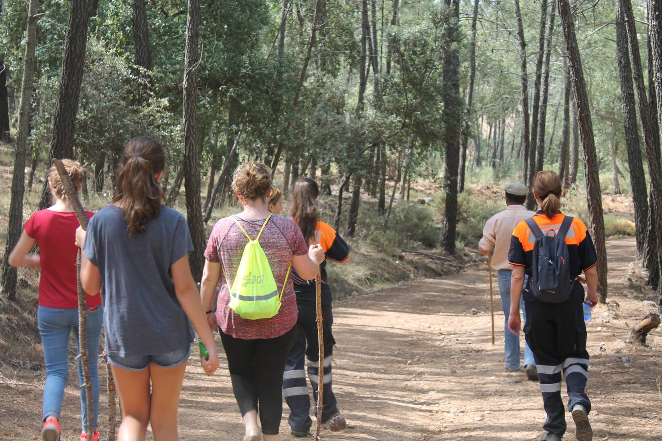 Vecinos durante una de las batidas en busca de Manuela, acompañados por miembros de protección civil 