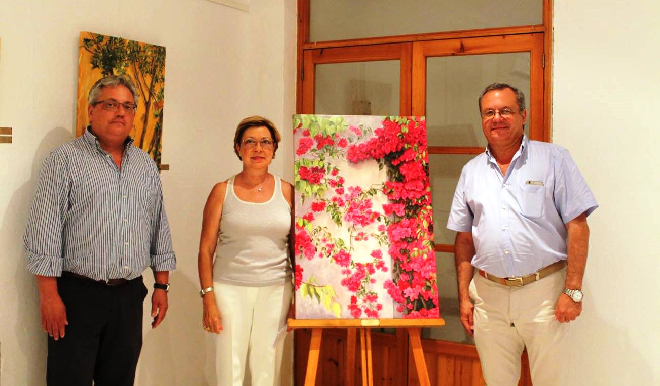 Antonio Garrote, alcalde, Estrella Sayago y Juan Molina, Concejal de Cultura, junto al cuadro entregado al Consistorio 