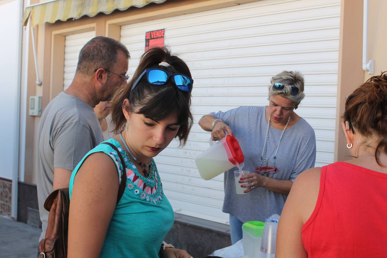 Fueron muchos los vecinos que se refrescaron con la limonada 