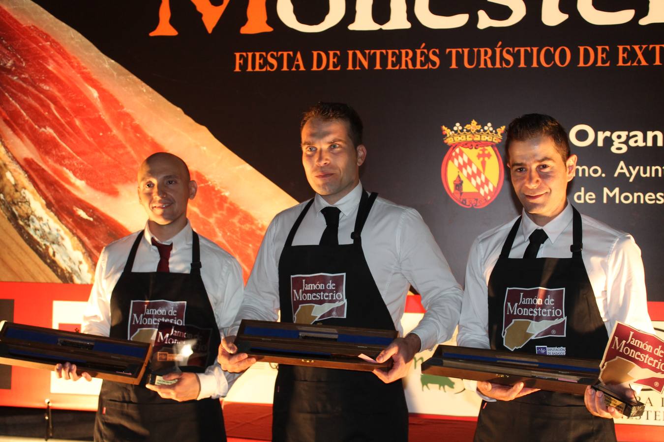 Juan José Masa junto a su esposa luciendo su flamante 'Cuchillo Jamonero de Oro' 