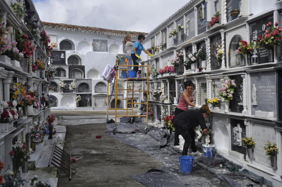 Adecentando el cementerio 