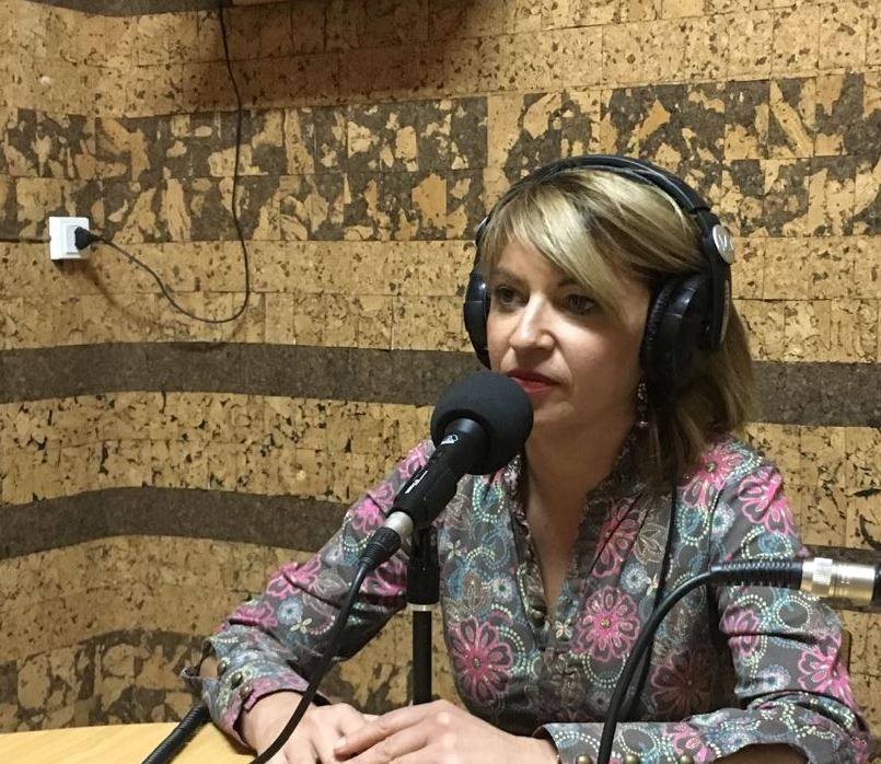 Piedad Álvarez en los estudios de la Radio Escolar de Monesterio 