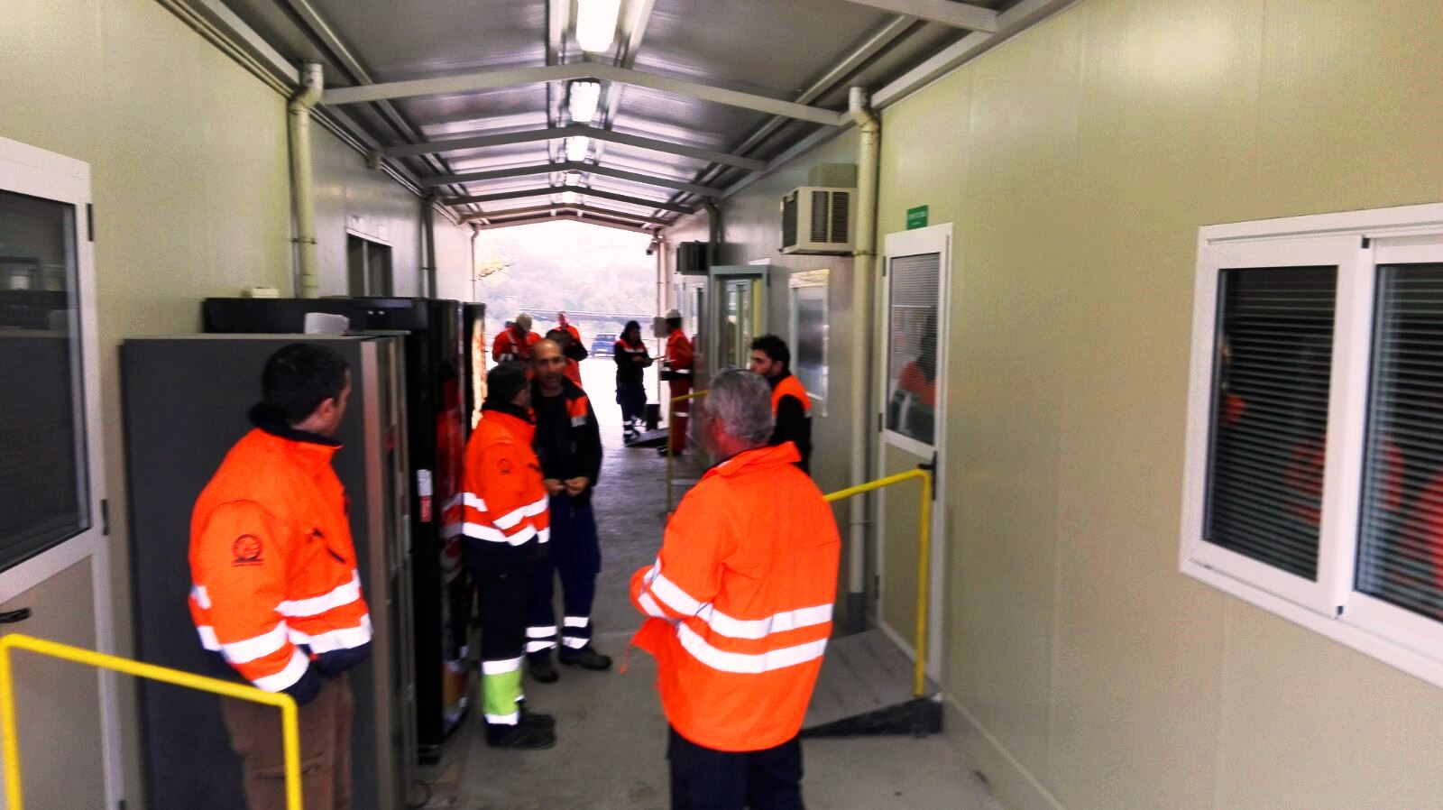 Trabajadores a a le espera de la reunión, esta tarde CEDIDA