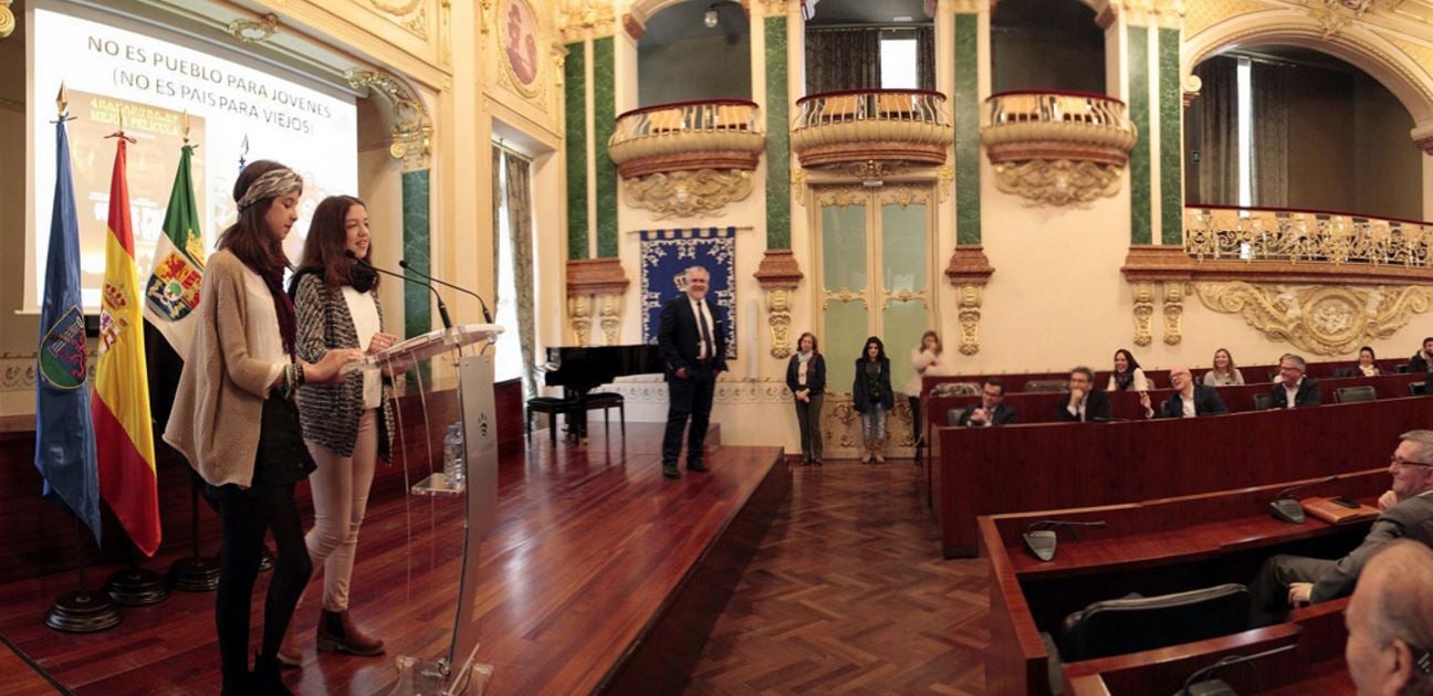 Clara y Elena presentando el proyecto 