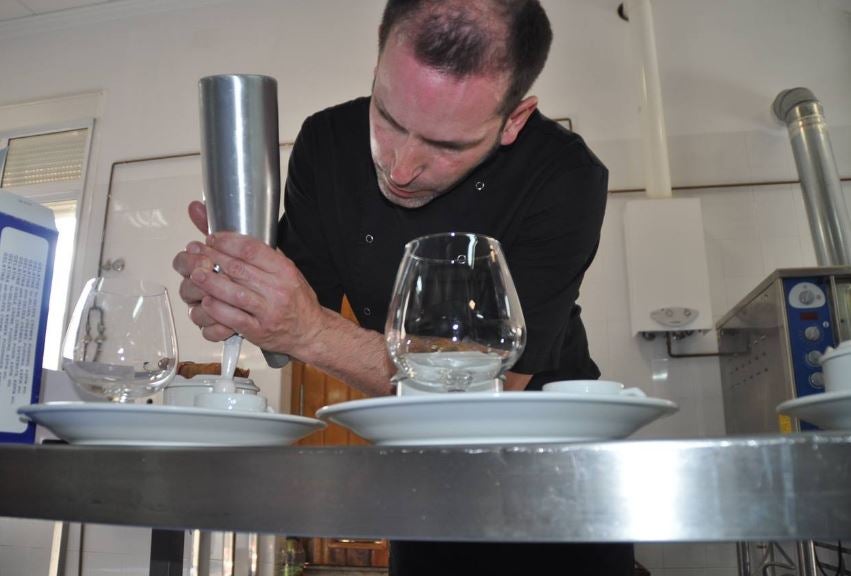 Ganador del II Concurso de Cocina de la Dehesa preparando su elaboración 