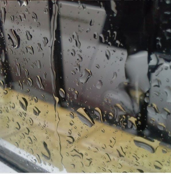 Gotas de lluvia sobre el cristal de una ventana 