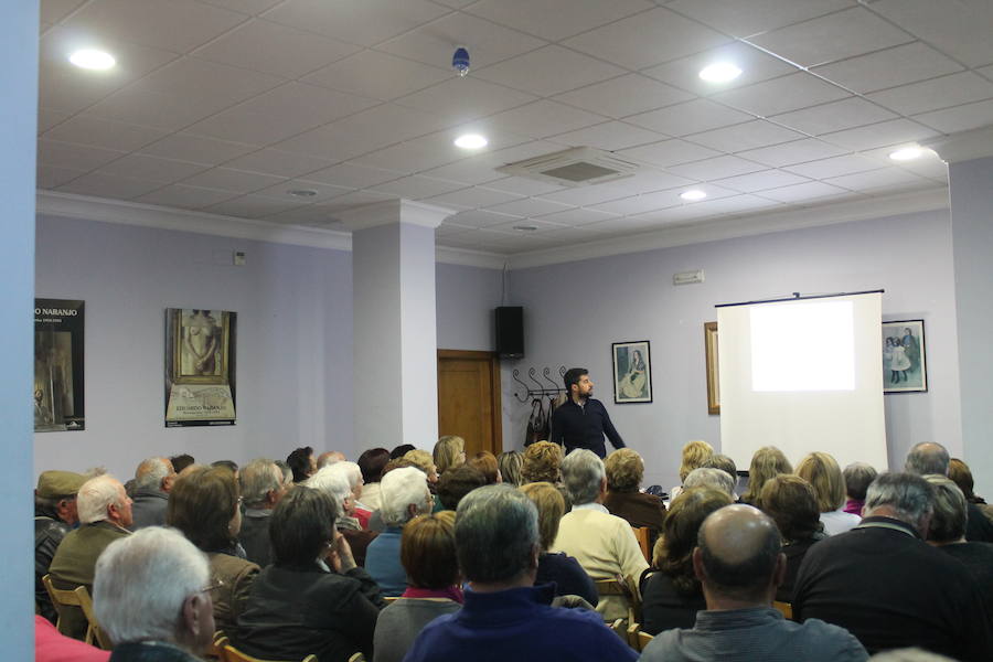 Durante una charla en el Hogar de Mayores 