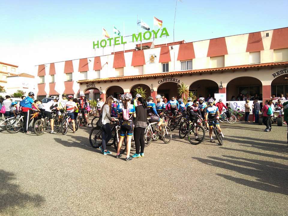 Ciclistas y senderistas el punto de partida CEDIDA