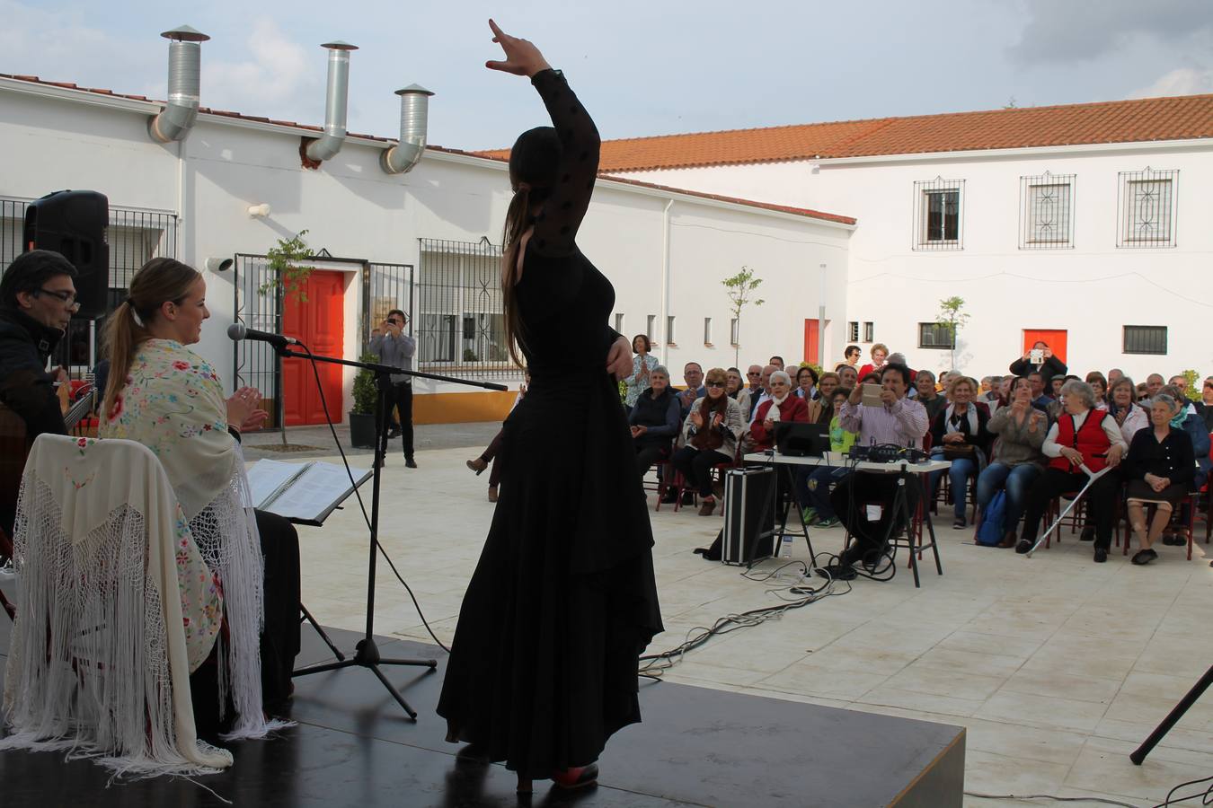 Pedro, Lucía y Rocío durante el espectáculo flamenco con nuestros mayores 