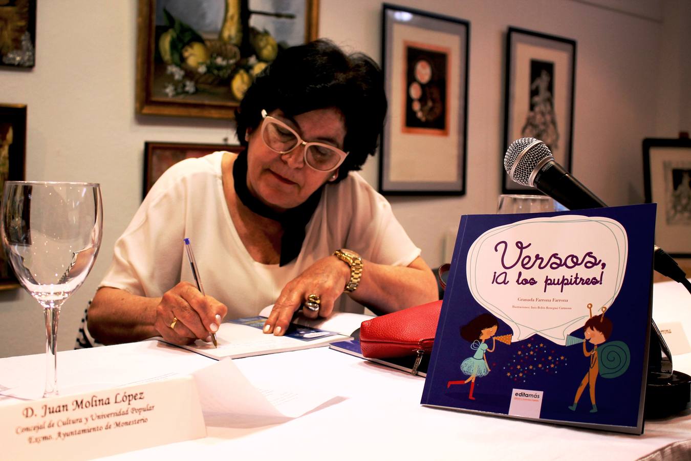 Granada Farrona firmando ejemplares 