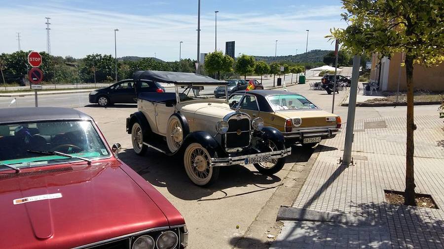 Algunos coches clásicos a las puertas del Museo del Jamón, esta mañana CEDIDA