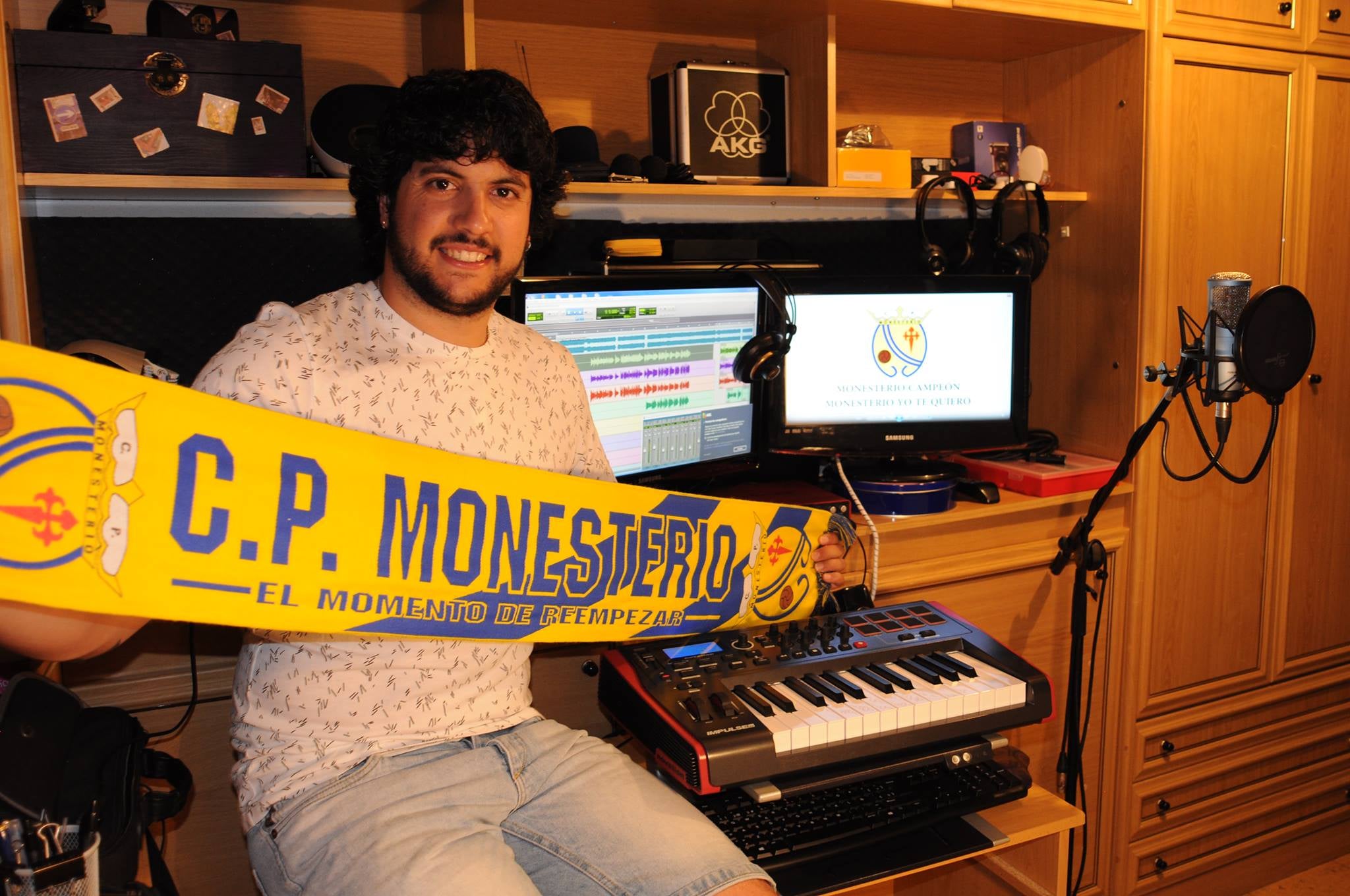 Jaime Gómez en su Home Studio posando con la bandera del 'Mone' 