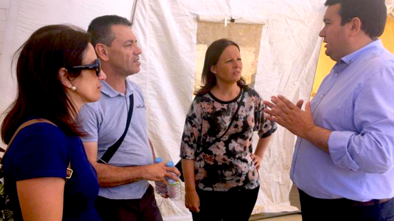 Familiares de Chavero en su visita a Hornachos, ayer  