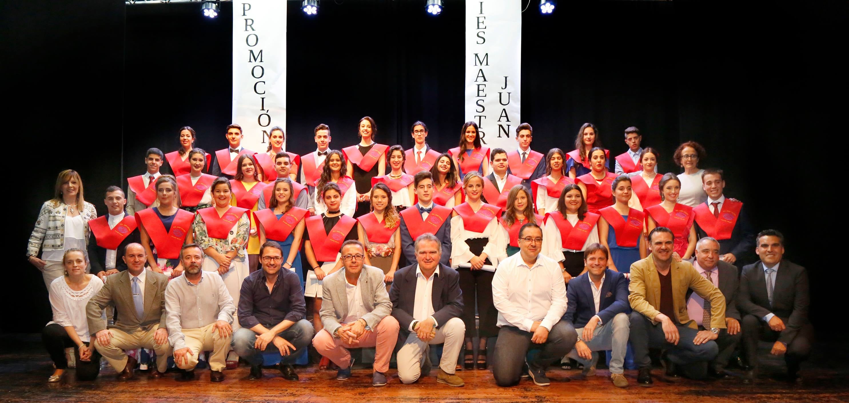 Alumnos, alumnas y profesores tras la imposición de las becas 